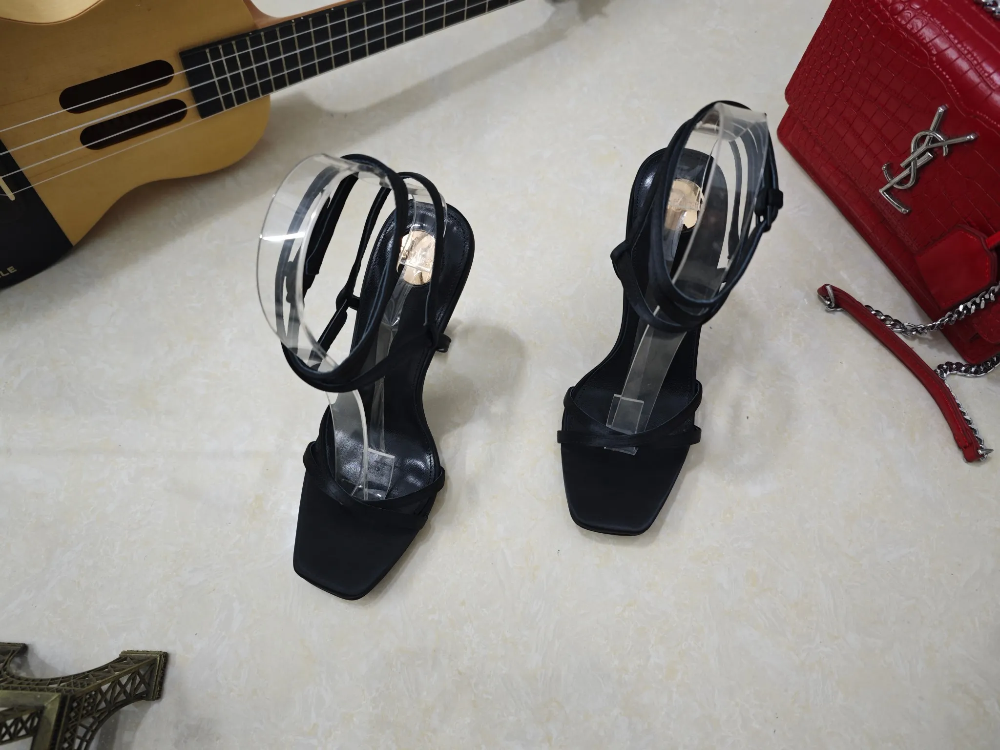 👟👟Ex-factory price 540👟👟【Saint Laurent】Yves Saint Laurent, high-heeled YSL high heels💃2025 early spring counter synchronizes the latest styles, YSL, decoration👠 Classic and high-quality glamorous masterpieces, the hottest autumn and winter series in the counter, with temperament, fashion, classic and attractive design style 😌The effect on the feet is particularly beautiful〰️, the materials are imported from Italy 🇮🇹 calf, imported black sheepskin, lining, and foot pads; sheepskin, stiletto high heels, size 35-41 (34.41.42 must be customized, non-refundable) outsole; imported genuine leather outsole, with full counter packaging